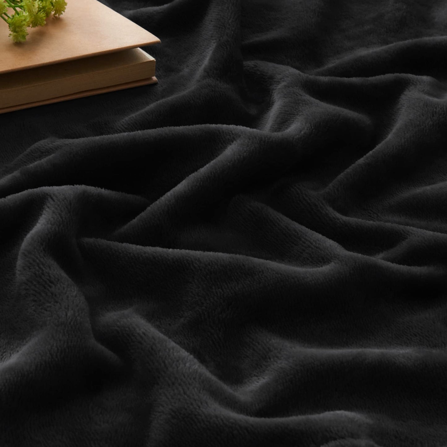 BEDELITE King Size Blanket for Bed, Luxury Plush Cozy Fuzzy Fleece Blanket 108x90 inches, Super Soft Warm Big Lightweight Throw Blanket for Spring and Summer, Black